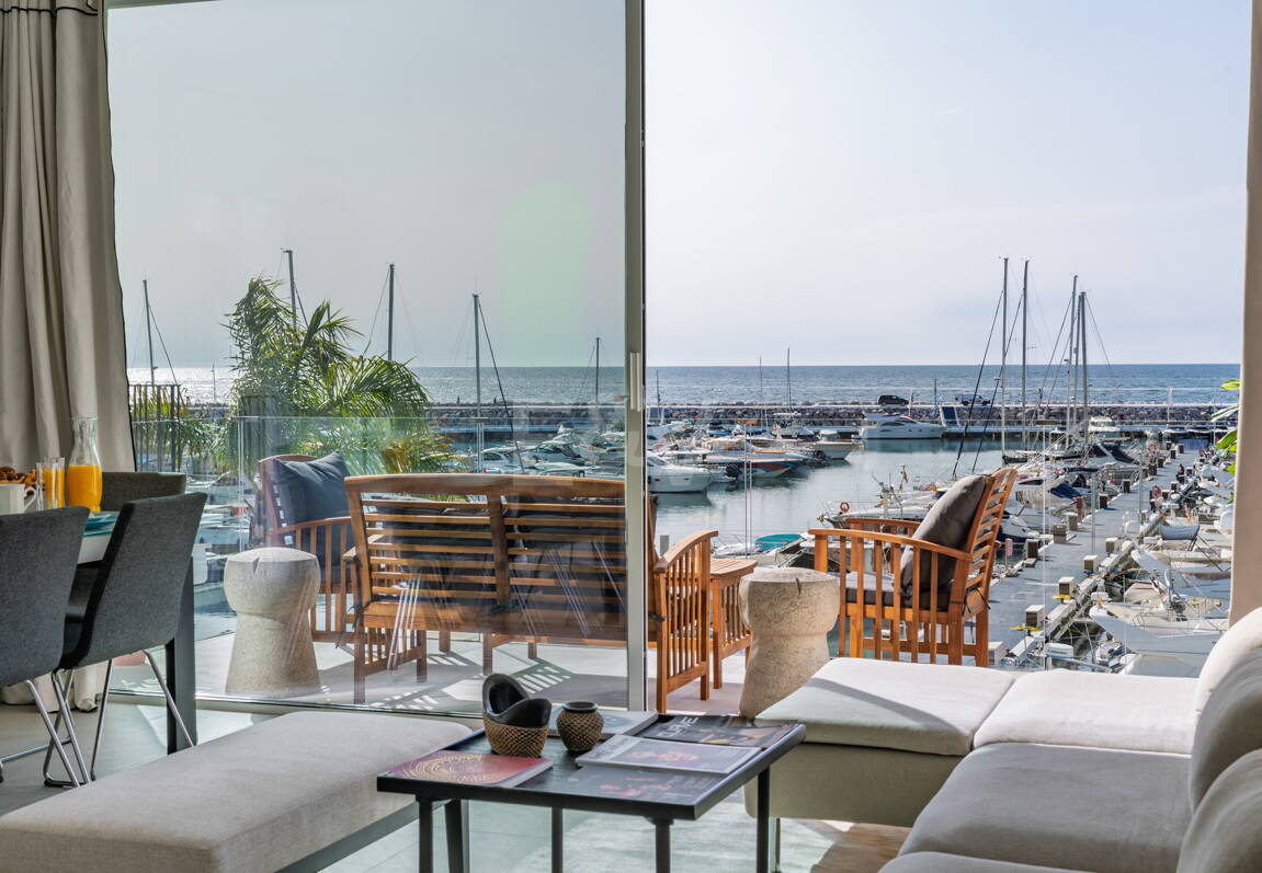 Ljus takvåning i Puerto Banus med utsikt över hamnen