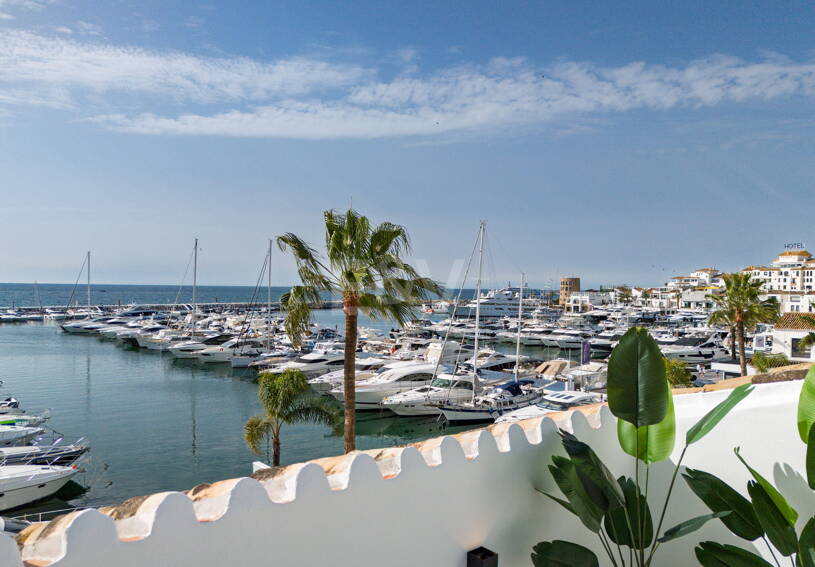 Ljus takvåning i Puerto Banus med utsikt över hamnen