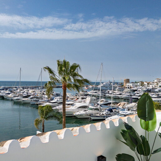 Bright penthouse in Puerto Banus with harbour view