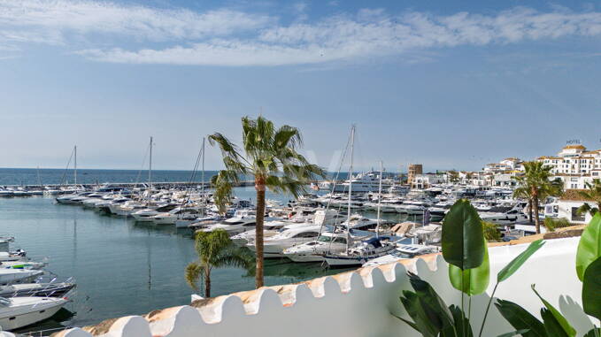 Luminoso ático en Puerto Banús con vistas al puerto marítimo