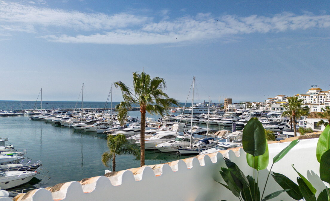 Bright penthouse in Puerto Banus with harbour view