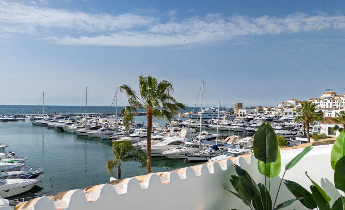 Bright penthouse in Puerto Banus with harbour view