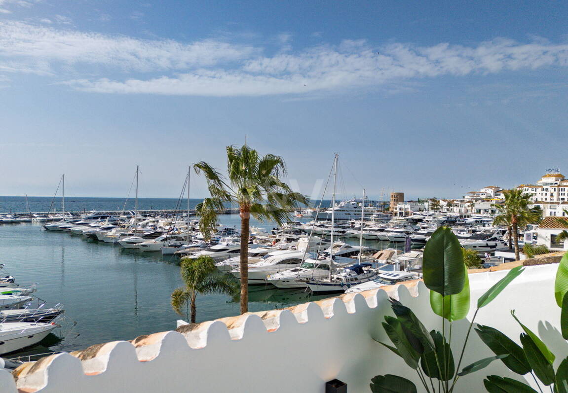 Ljus takvåning i Puerto Banus med utsikt över hamnen
