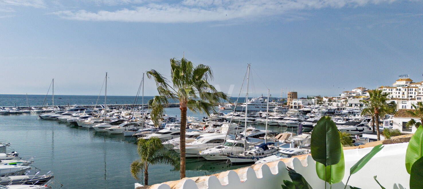 Ljus takvåning i Puerto Banus med utsikt över hamnen