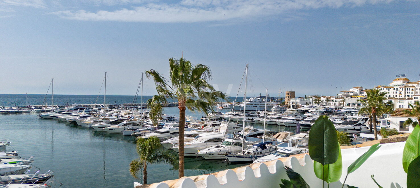 Bright penthouse in Puerto Banus with harbour view