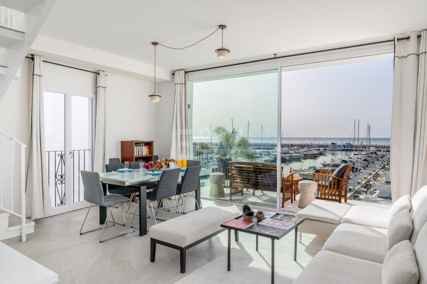 Ljus takvåning i Puerto Banus med utsikt över hamnen