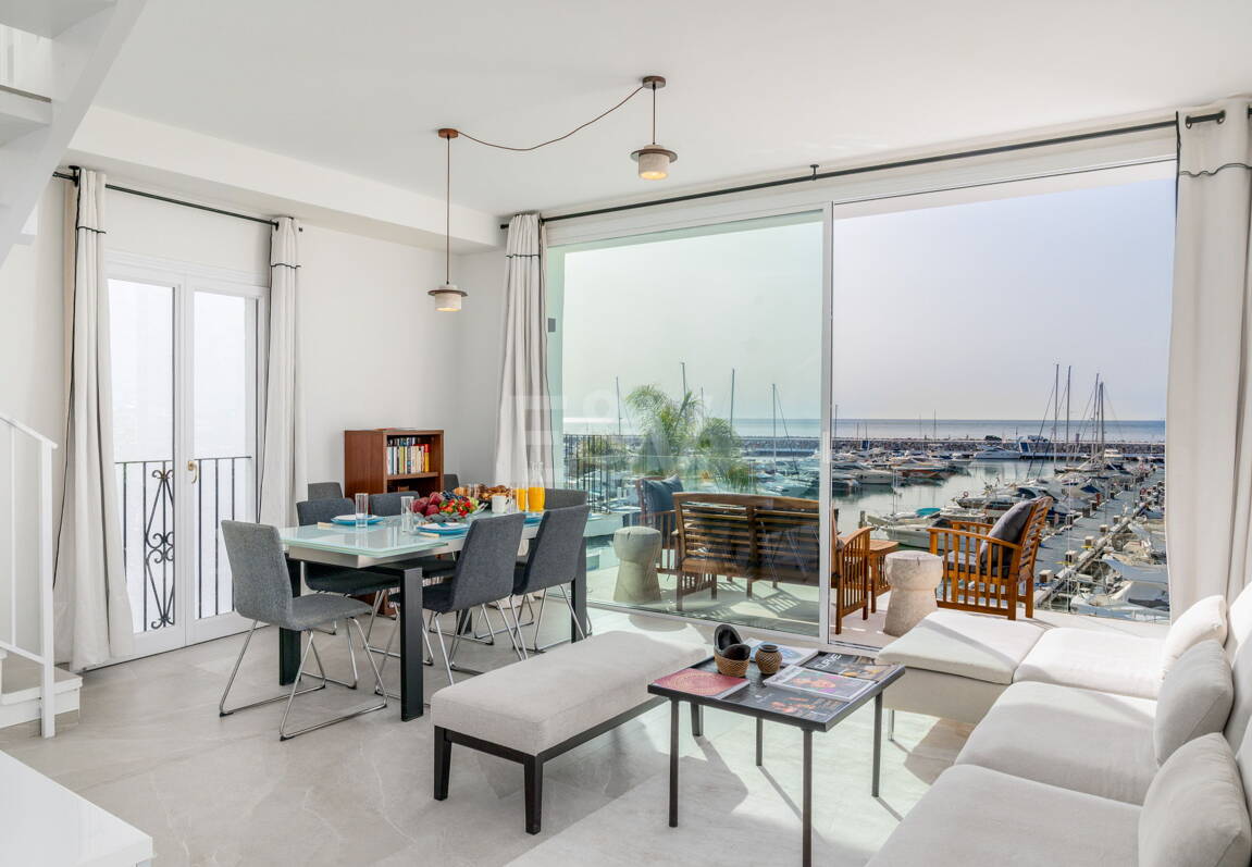 Ljus takvåning i Puerto Banus med utsikt över hamnen