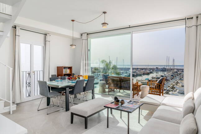 Ljus takvåning i Puerto Banus med utsikt över hamnen