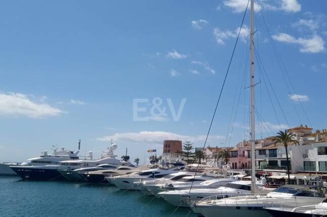 Ljus takvåning i Puerto Banus med utsikt över hamnen