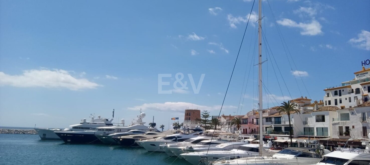 Bright penthouse in Puerto Banus with harbour view