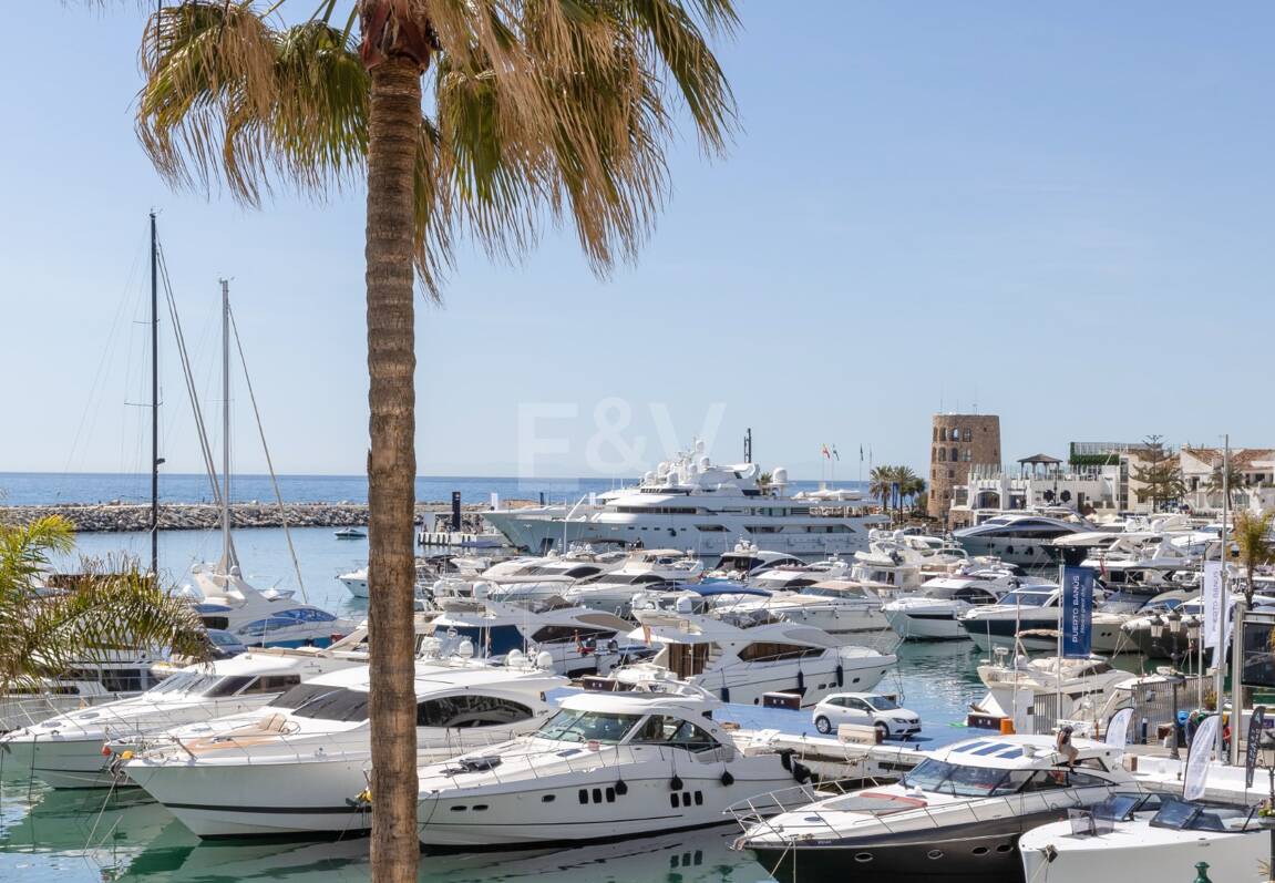 Ljus takvåning i Puerto Banus med utsikt över hamnen