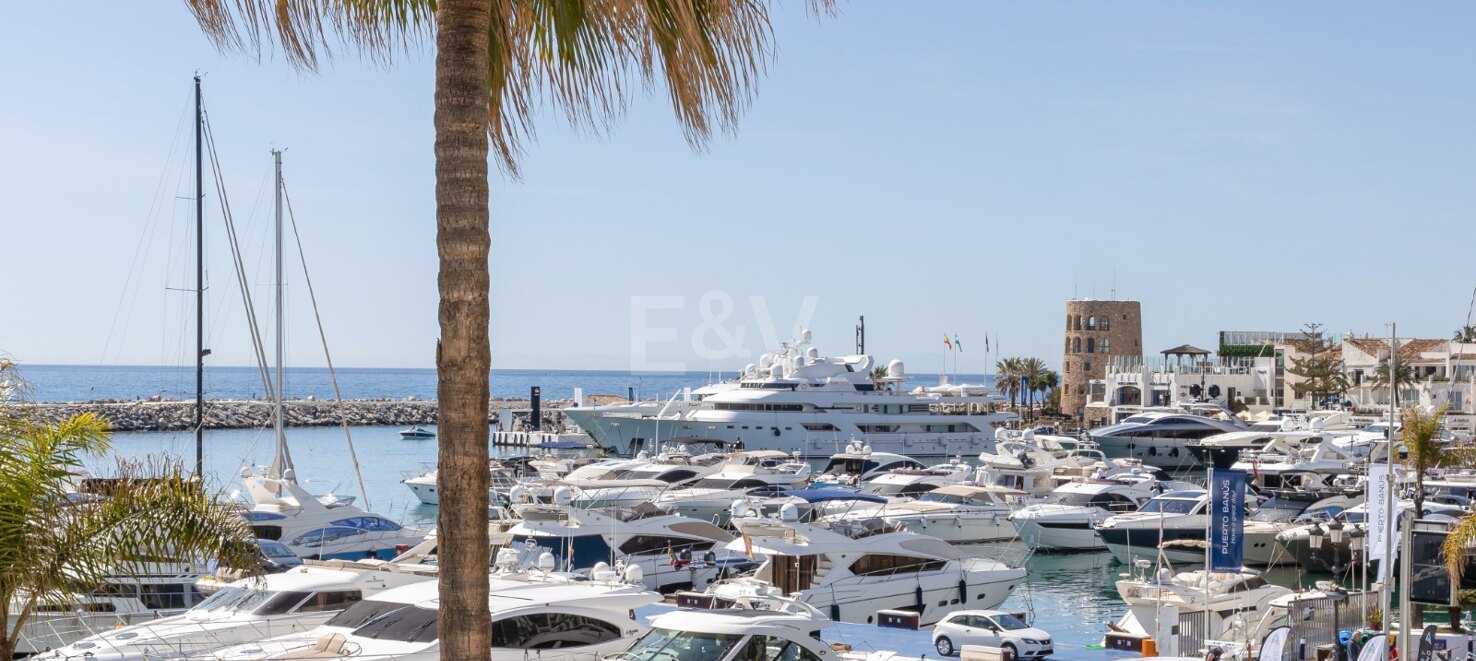 Bright penthouse in Puerto Banus with harbour view