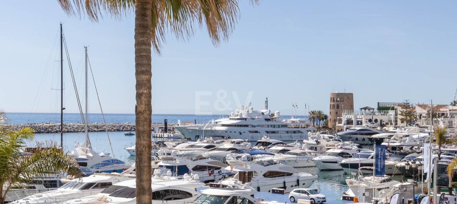 Ljus takvåning i Puerto Banus med utsikt över hamnen
