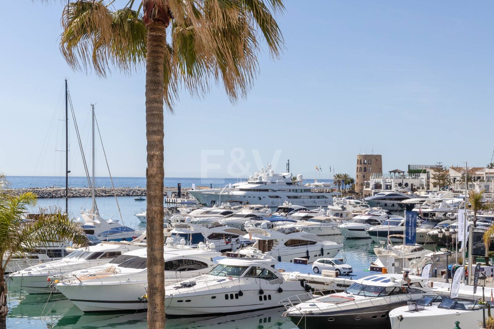 Ljus takvåning i Puerto Banus med utsikt över hamnen