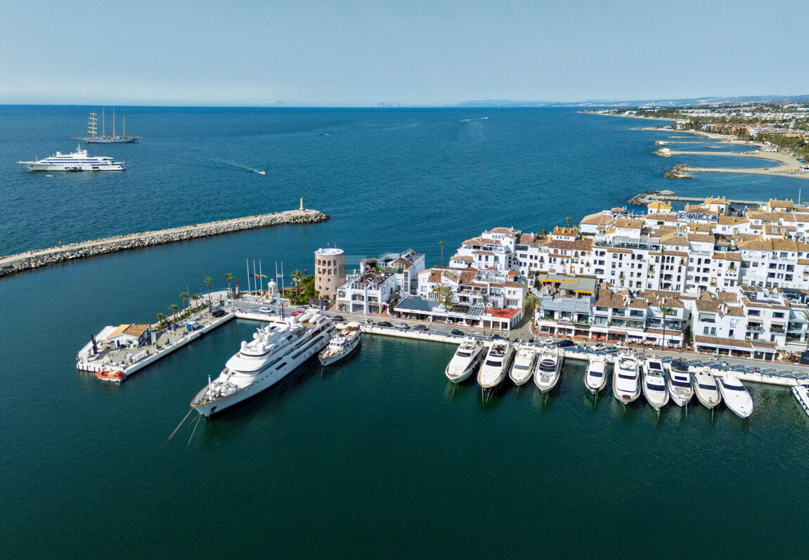 Ljus takvåning i Puerto Banus med utsikt över hamnen