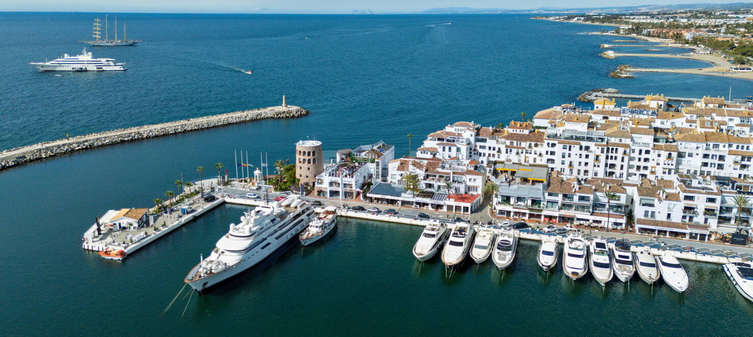 Ljus takvåning i Puerto Banus med utsikt över hamnen