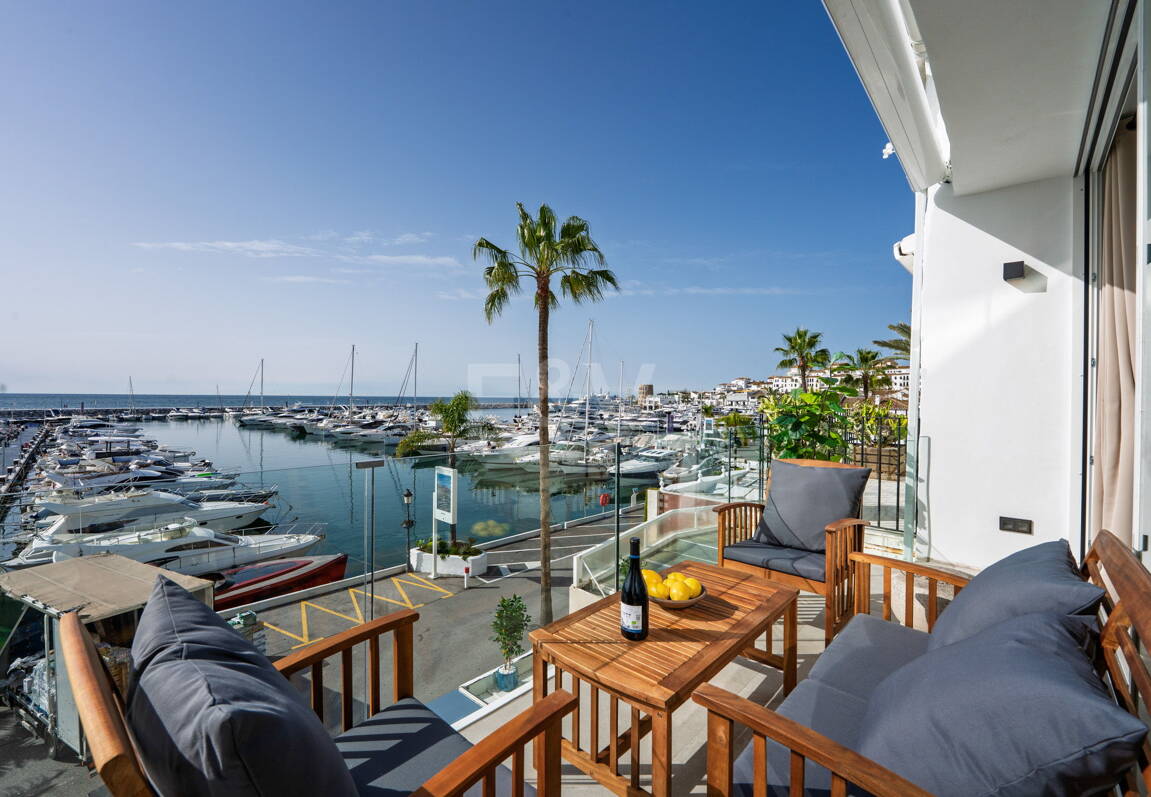 Ljus takvåning i Puerto Banus med utsikt över hamnen