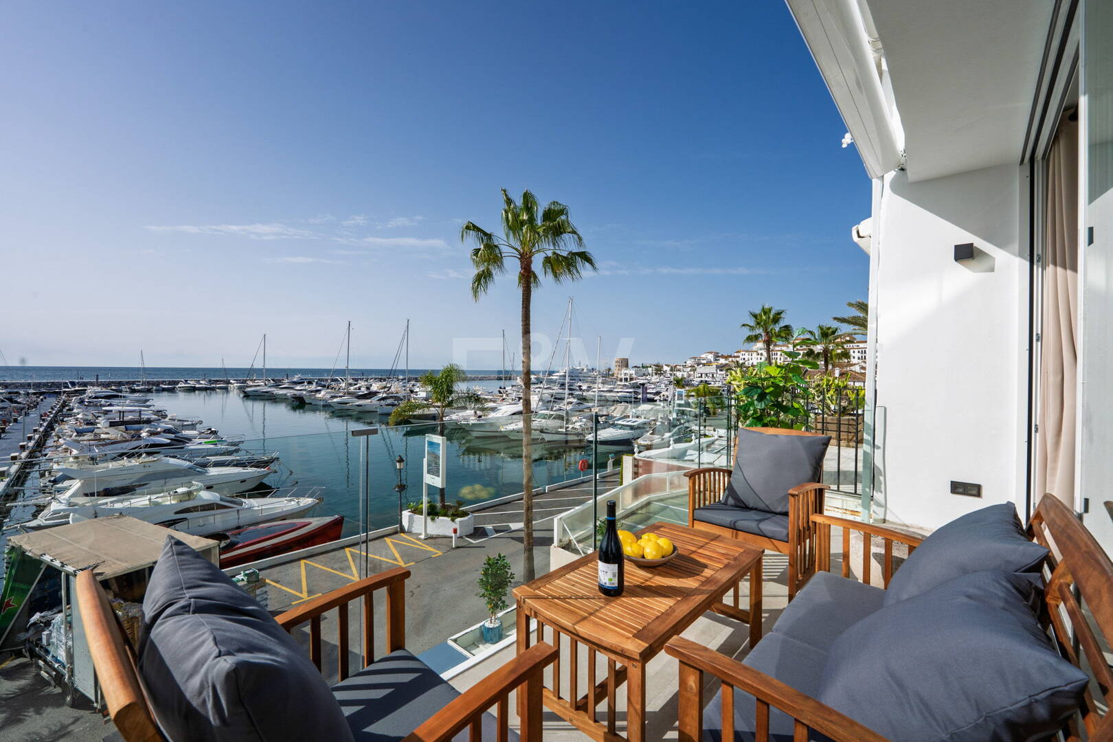 Ljus takvåning i Puerto Banus med utsikt över hamnen