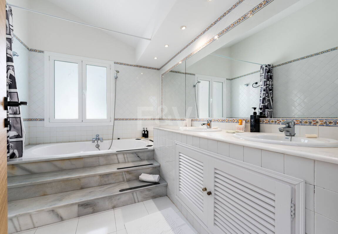 Ljus takvåning i Puerto Banus med utsikt över hamnen