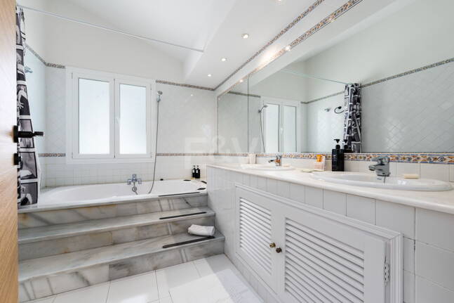 Ljus takvåning i Puerto Banus med utsikt över hamnen