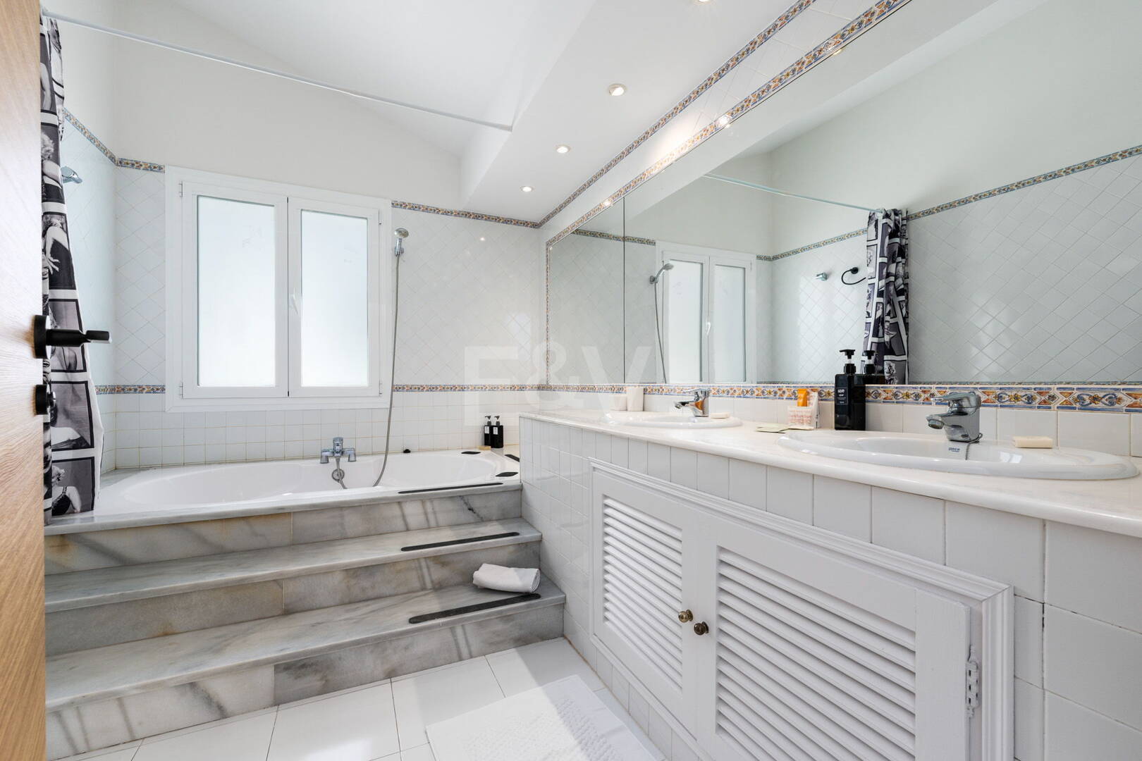 Ljus takvåning i Puerto Banus med utsikt över hamnen