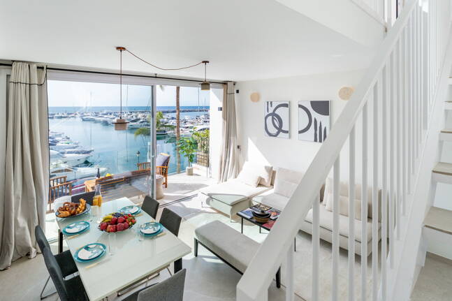 Ljus takvåning i Puerto Banus med utsikt över hamnen