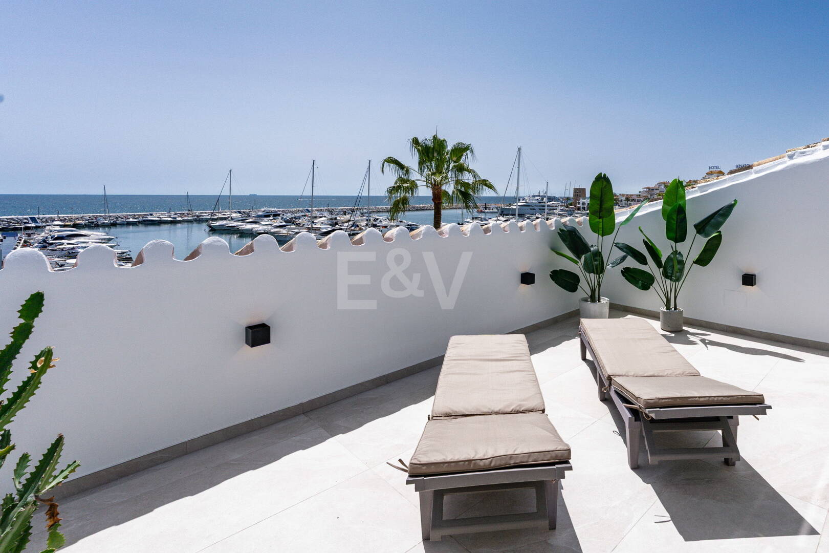 Ljus takvåning i Puerto Banus med utsikt över hamnen