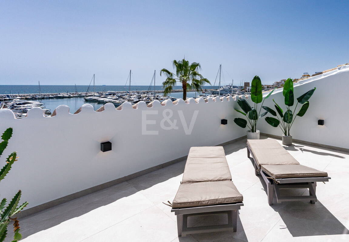 Ljus takvåning i Puerto Banus med utsikt över hamnen