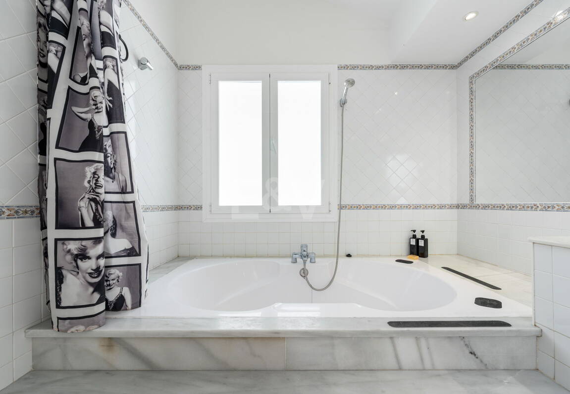 Ljus takvåning i Puerto Banus med utsikt över hamnen