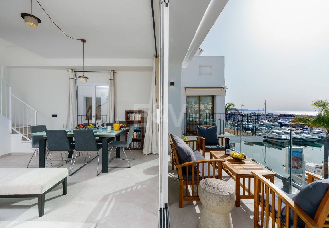 Ljus takvåning i Puerto Banus med utsikt över hamnen