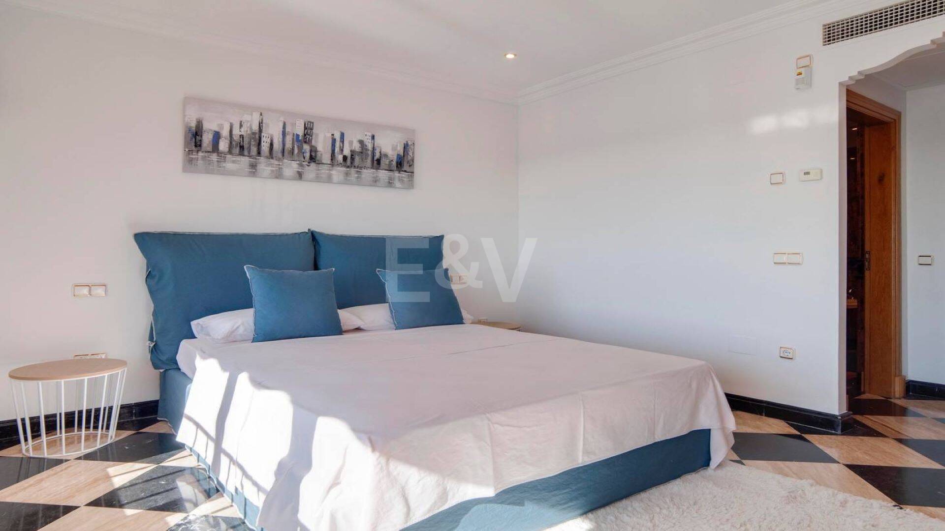 Bright frontline lägenhet med marina utsikt