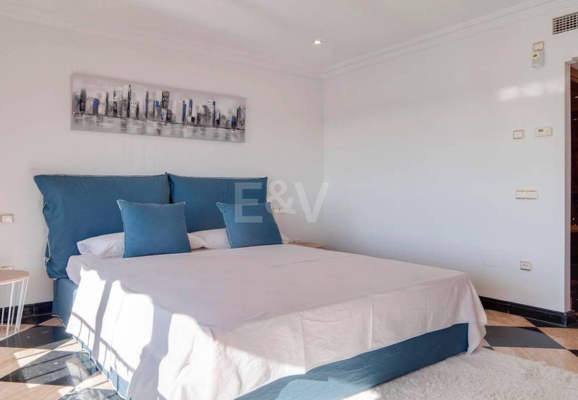 Bright frontline lägenhet med marina utsikt