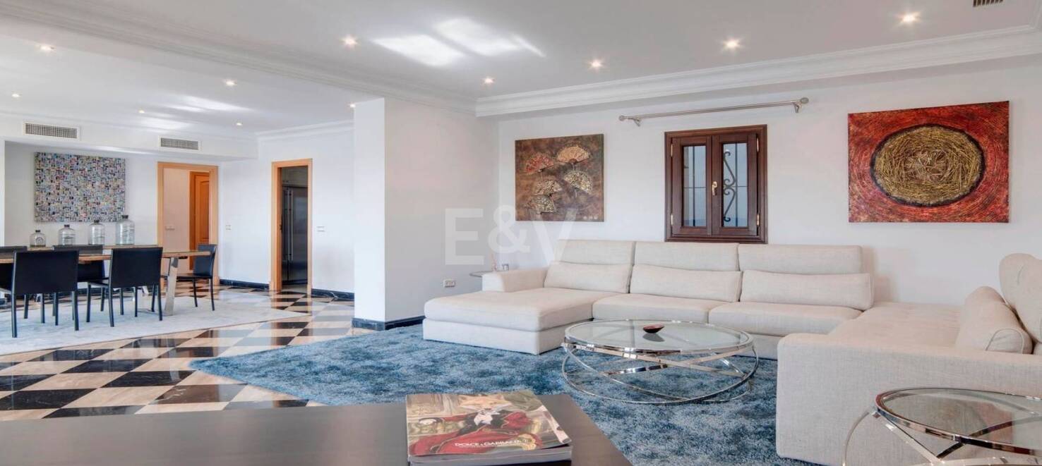 Luminoso y espacioso apartamento en primera línea con vistas panorámicas al puerto deportivo