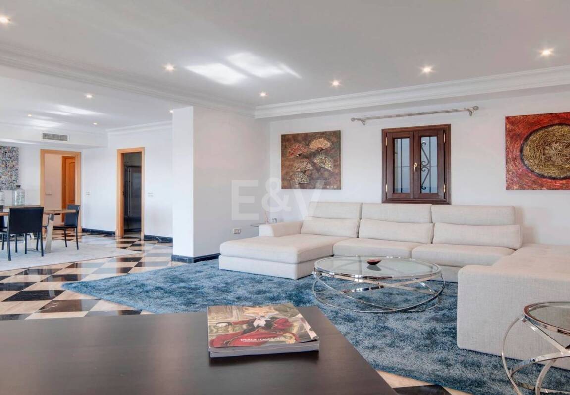 Bright frontline lägenhet med marina utsikt