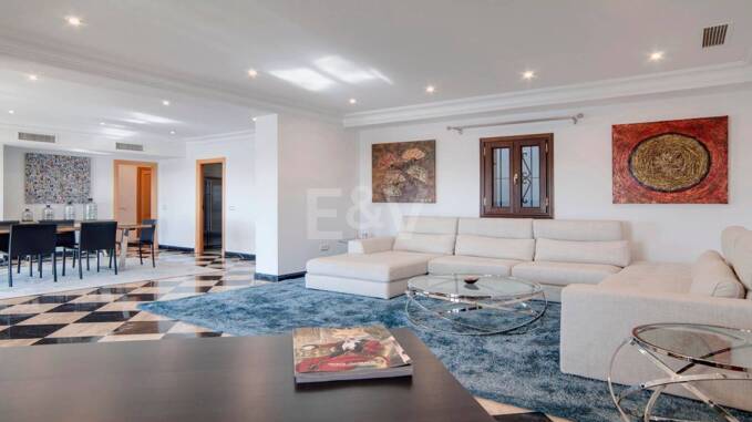 Luminoso y espacioso apartamento en primera línea con vistas panorámicas al puerto deportivo en Puerto Banús