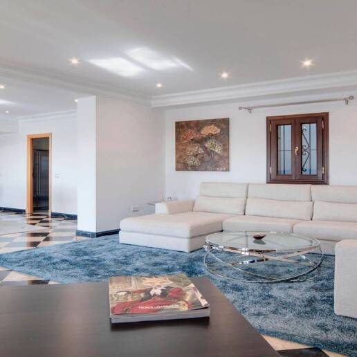 Luminoso y espacioso apartamento en primera línea con vistas panorámicas al puerto deportivo