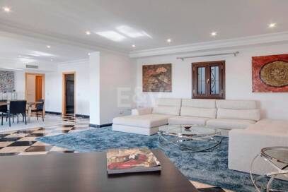 Bright frontline lägenhet med marina utsikt