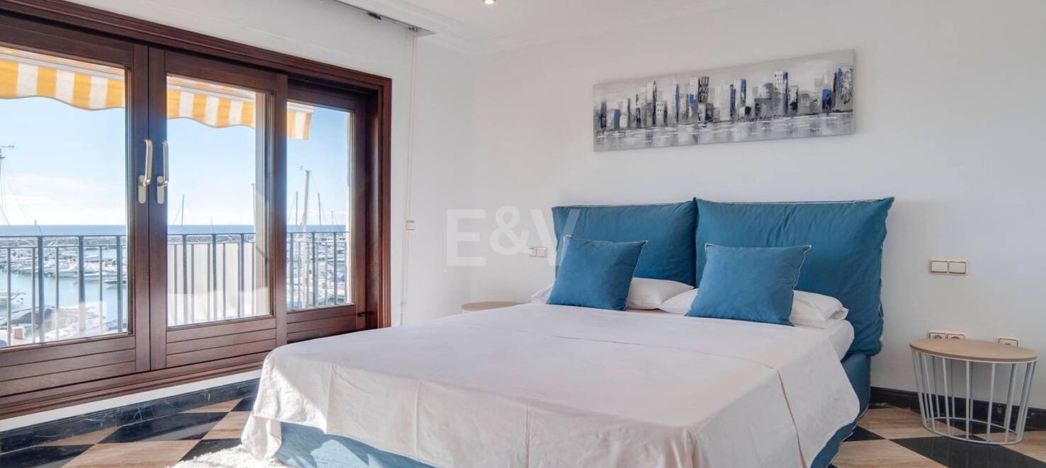 Luminoso y espacioso apartamento en primera línea con vistas panorámicas al puerto deportivo