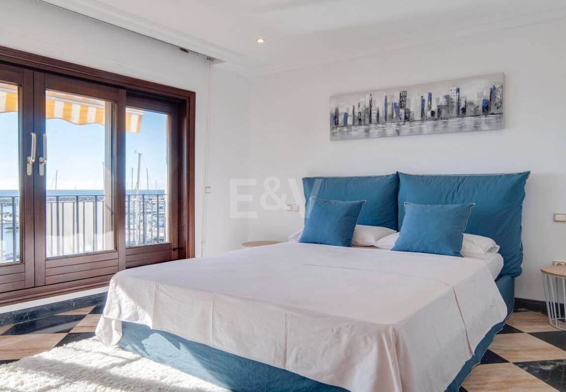 Bright frontline lägenhet med marina utsikt