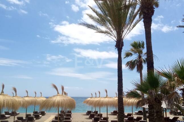 Bright frontline lägenhet med marina utsikt