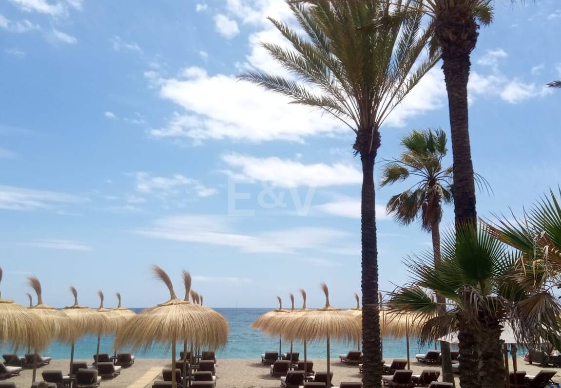 Bright frontline lägenhet med marina utsikt