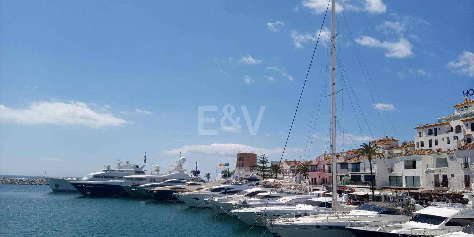 Bright frontline lägenhet med marina utsikt