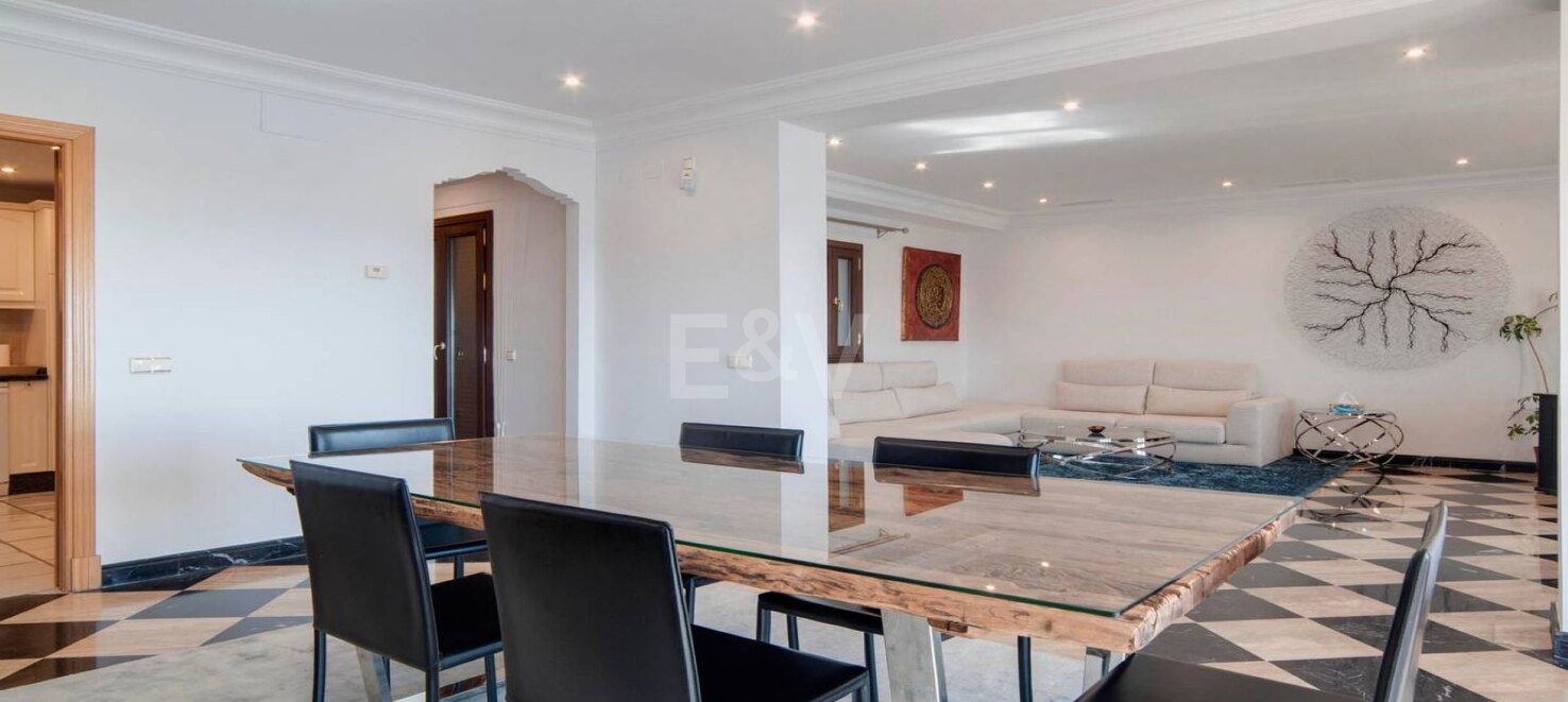 Luminoso y espacioso apartamento en primera línea con vistas panorámicas al puerto deportivo