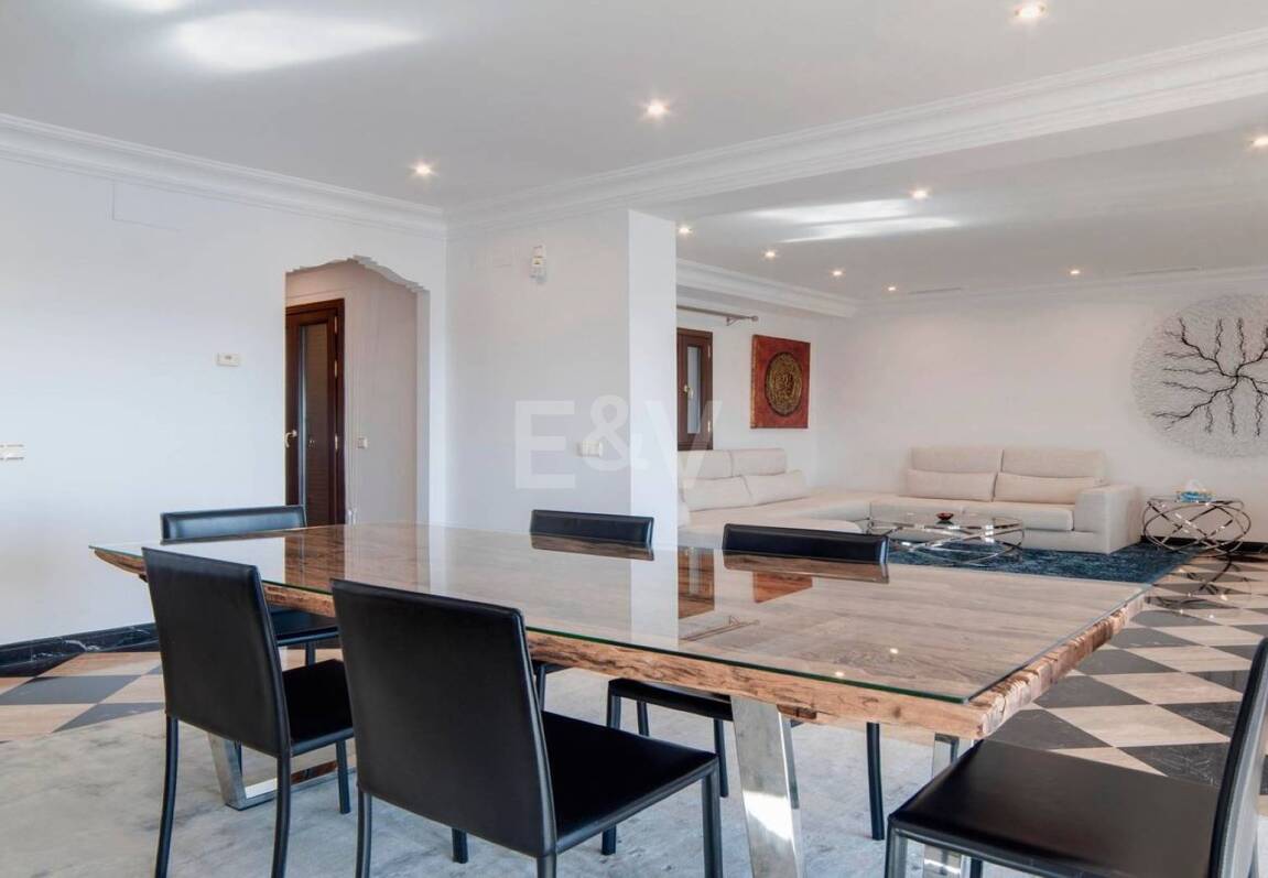 Bright frontline lägenhet med marina utsikt