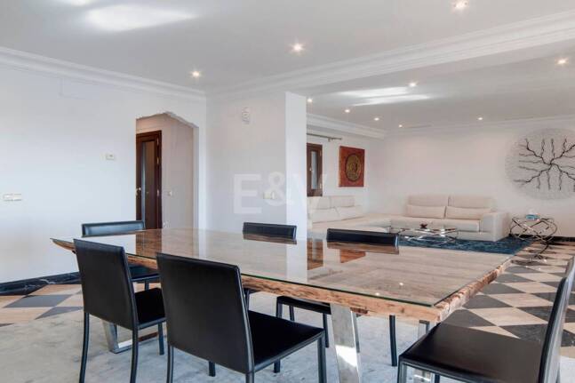 Bright frontline lägenhet med marina utsikt