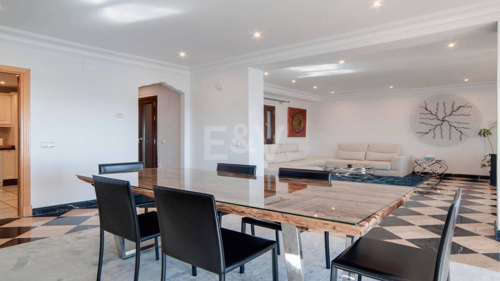 Bright frontline lägenhet med marina utsikt