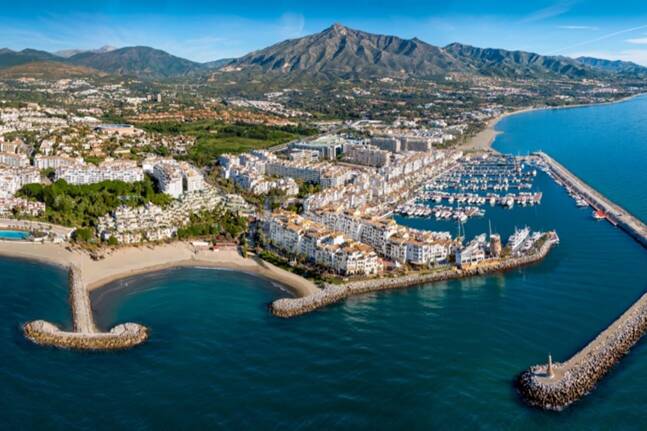 Bright frontline lägenhet med marina utsikt