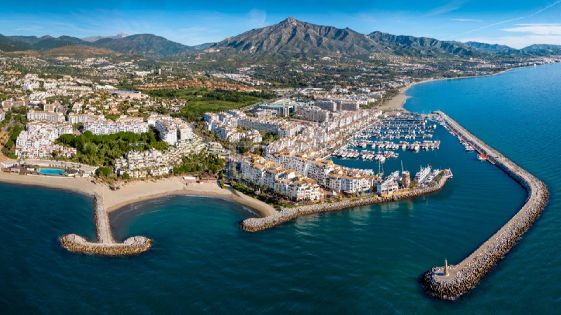 Luminoso y espacioso apartamento en primera línea con vistas panorámicas al puerto deportivo