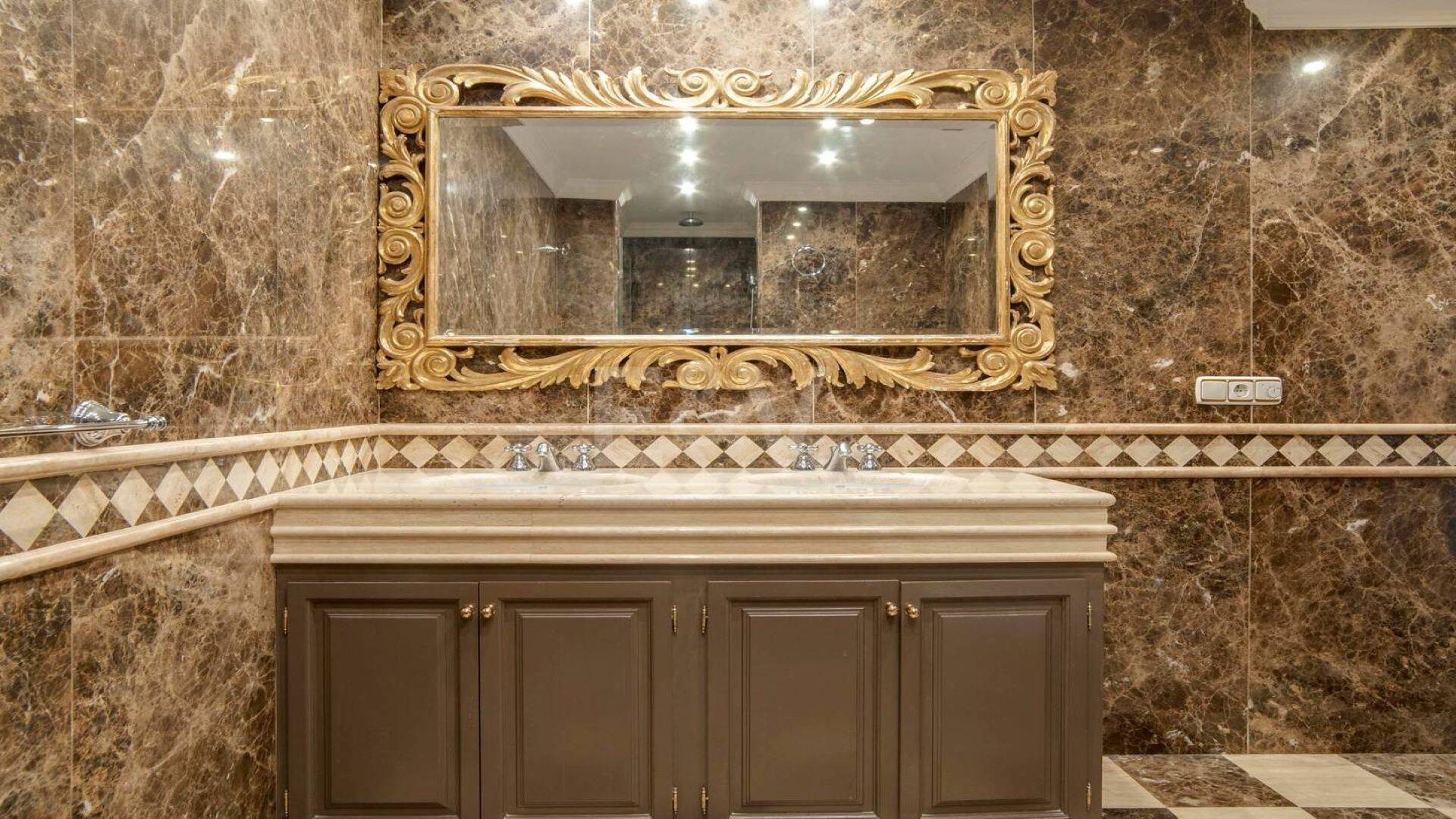 Bright frontline lägenhet med marina utsikt