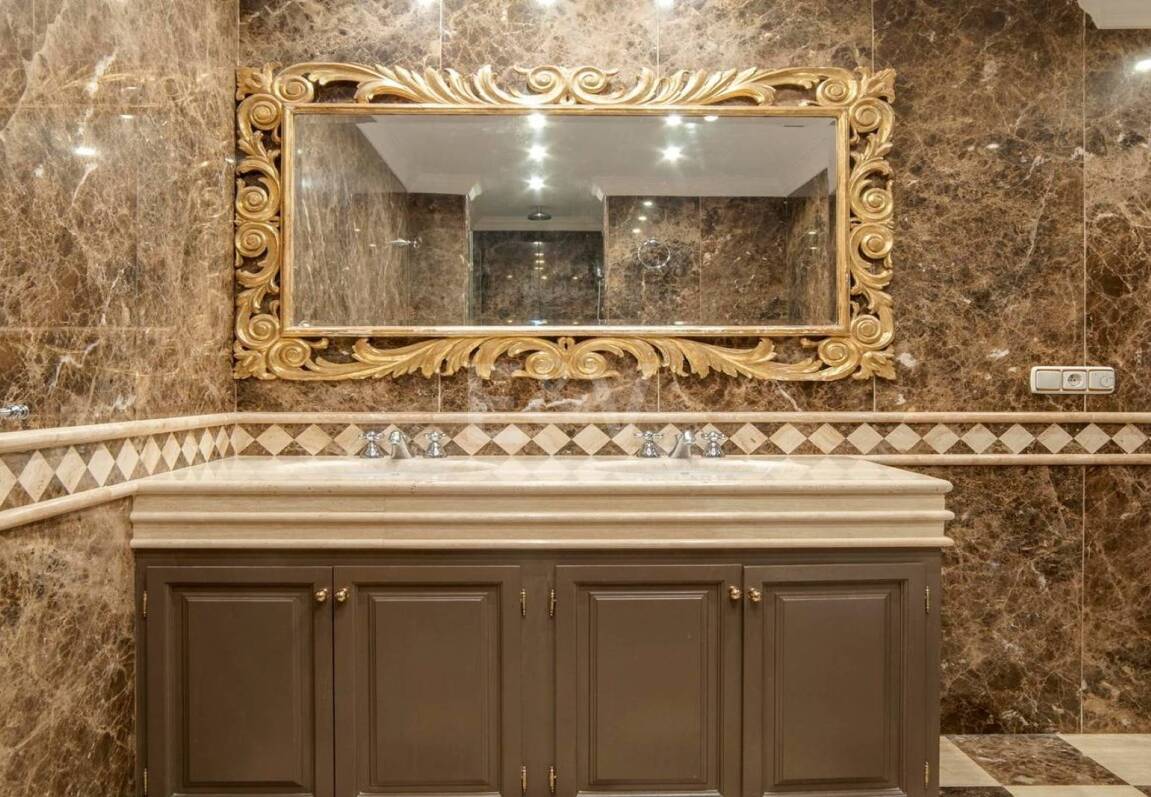 Bright frontline lägenhet med marina utsikt